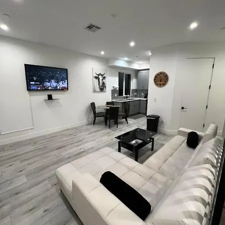 2Br Hollywood Townhouse Apartment